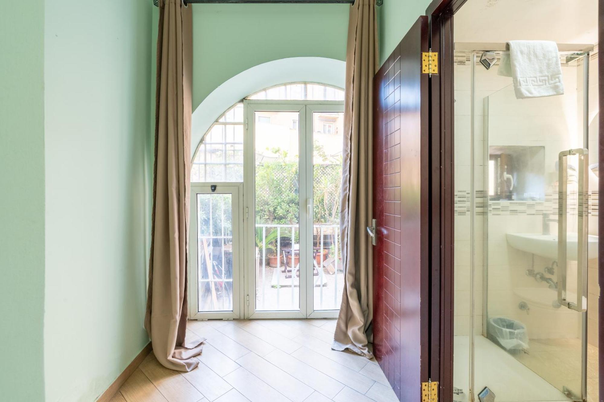Leoni Di Giada Guesthouse - Close To Central Station Рим Экстерьер фото
